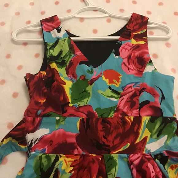 🚸Beautiful Summer Rose Garden Dress - Picture 8 of 9